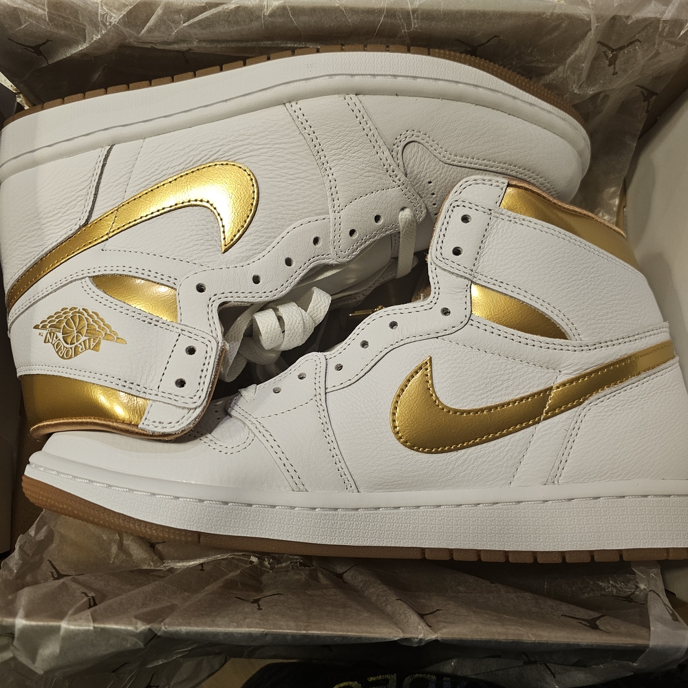 Wmns Air Jordan 1 Retro High OG 'Metallic Gold